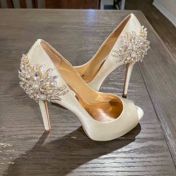 badgley mischka peep toe heels